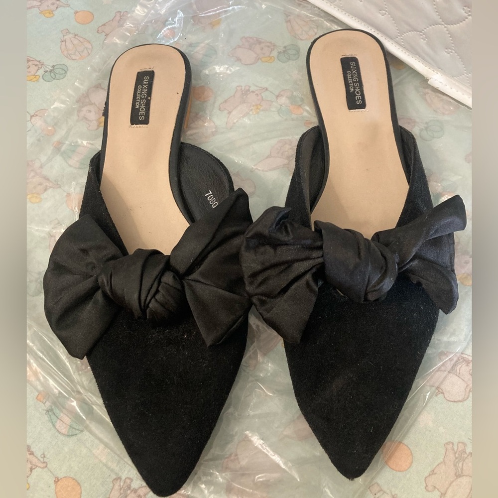 Knotted bow black suede pointed slide
